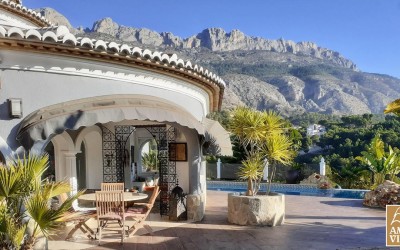 Agréable villa moderne avec de belles vues sur la mer et la Sierra Bernia.